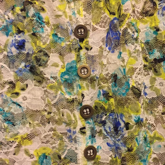 Cato Sleeveless Floral Print Lace Top with Buttons - Picture 3 of 5